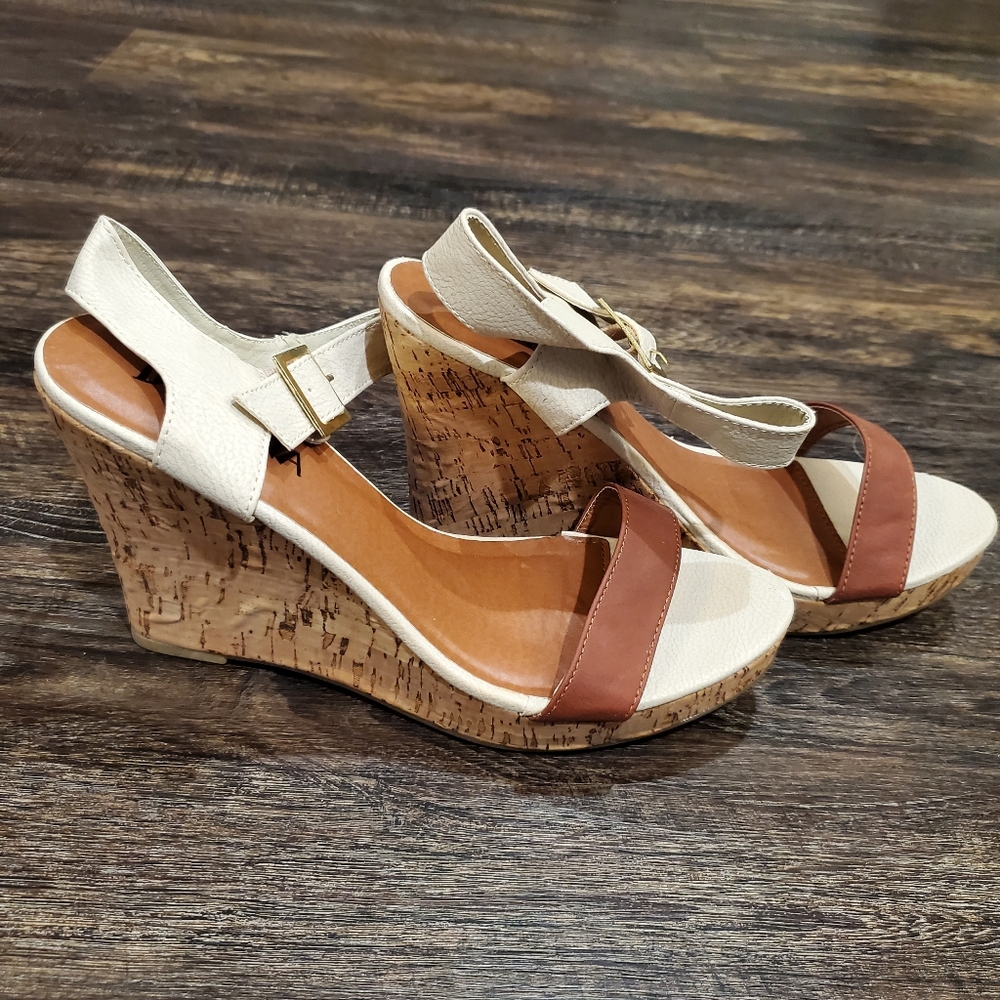 New Diviana Size 10 Wedge Heel Sandal Brown and White